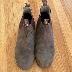 Men’s Blundstone Rustic Brown Leather Chelsea Boot in Size 10
